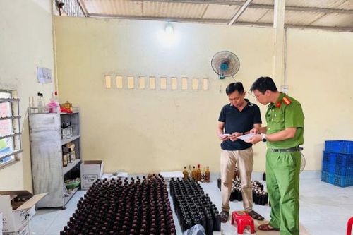 Phú Yên: Thu giữ hơn 2.000 chai rượu các loại tại cơ sở sản xuất nước giải khát