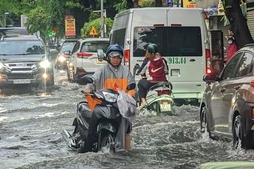 Phố biến thành sông, người dân chật vật dắt xe 'nhích từng mét' về nhà