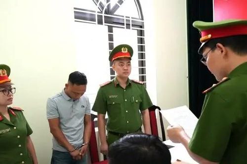 Khởi tố đối tượng buôn bán hơn 2 tấn hàng cấm