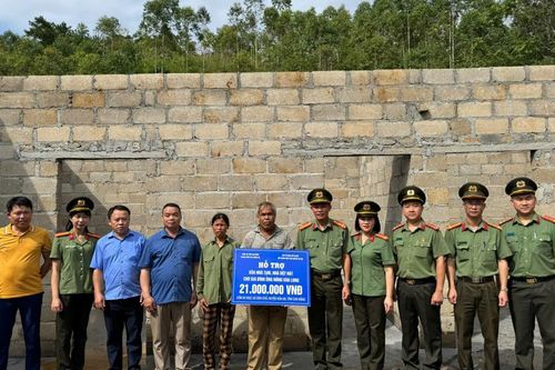 Trao kinh phí hỗ trợ xóa nhà tạm, nhà dột nát cho hộ nghèo huyện Hòa An