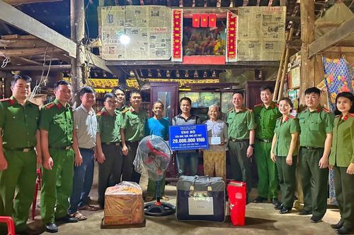 Phòng An ninh kinh tế, Công an tỉnh trao kinh phí hỗ trợ xóa nhà tạm, nhà dột nát cho hộ nghèo huyện Thạch An