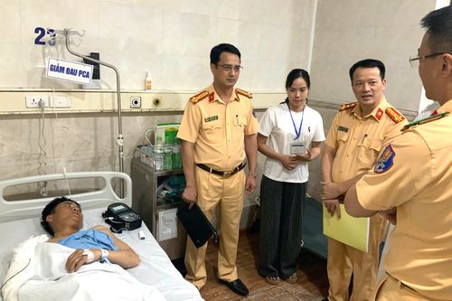 Thượng úy cảnh sát bị thương khi giải quyết tai nạn trên cao tốc
