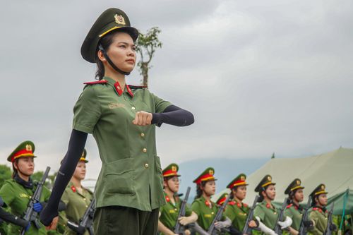 Khám phá buổi tập luyện của nữ công an dưới nắng gắt chuẩn bị lễ duyệt binh 2/9