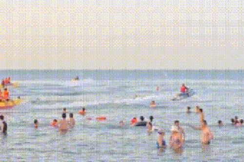 Nguy hiểm rình rập từ mô tô nước kéo phao chuối trái phép ở bãi biển nổi tiếng Quảng Bình