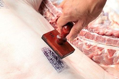 Các mẫu dấu đóng trên thịt gia súc, gia cầm nói lên điều gì?