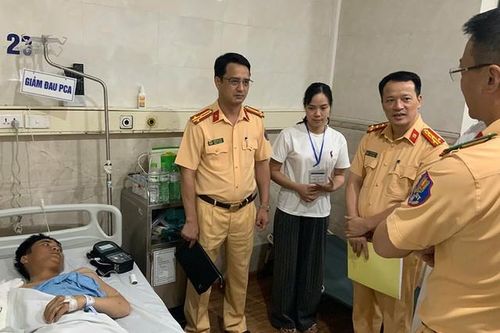 Ô tô tải đâm xe CSGT trên cao tốc, một cảnh sát cơ động bị thương