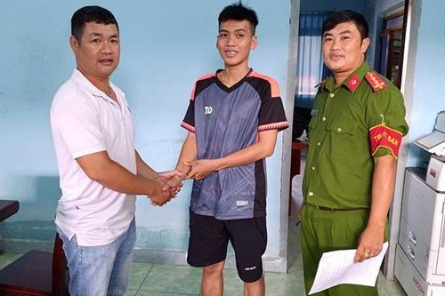 Gần nửa tỉ 'rơi' vào tài khoản, người đàn ông có hành động bất ngờ
