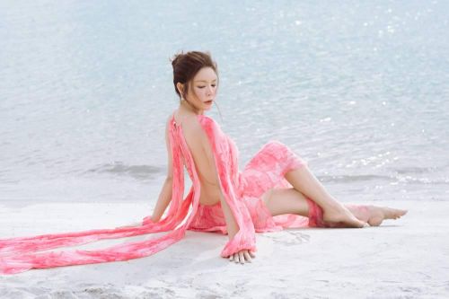 Lý Nhã Kỳ duyên dáng khoe sắc bên bờ biển Hạ Long