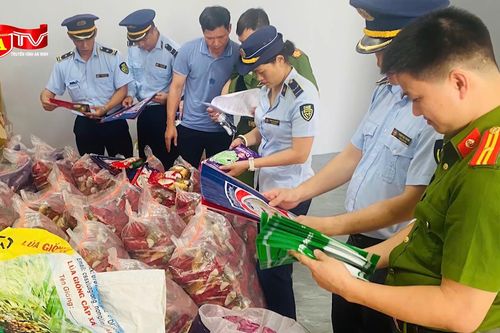 Phát hiện 1,4 tấn gạo nội 'khoác áo' hàng ngoại