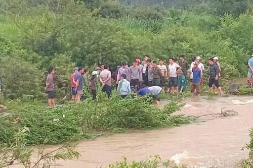 Một cô gái bị lũ cuốn trôi trong đêm