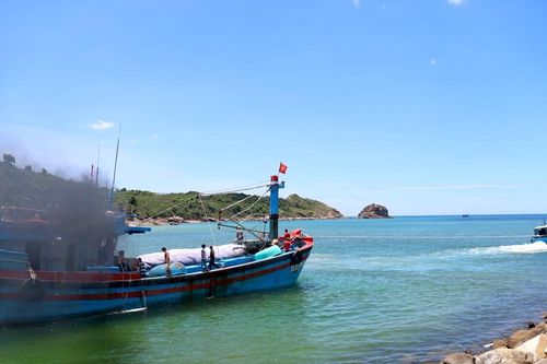Cửa biển bồi lấp, tàu cá liên tiếp mắc cạn