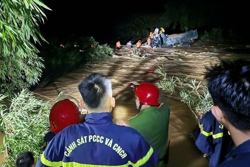 Huế: Nước lũ đổ về bất ngờ, xuyên đêm cứu 4 người mắc kẹt trên chiếc xe ben