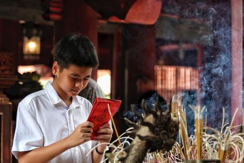 Sĩ tử đến Văn Miếu cầu may trước kỳ thi vào lớp 10