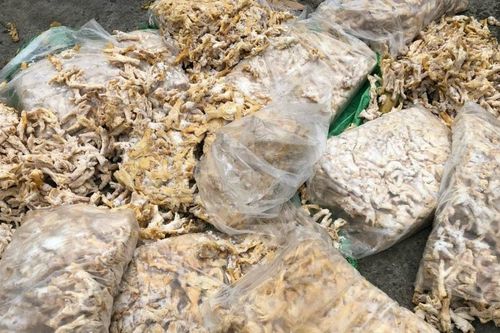 Quảng Ninh: Bắt giữ hơn 1 tấn chân gà, trứng gà non không nguồn gốc