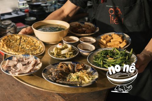Ngồi chiếu ăn cơm quê ở TP.HCM