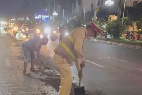CSGT xử lý vết dầu loang trên đường Trịnh Văn Bô gây mất an toàn giao thông