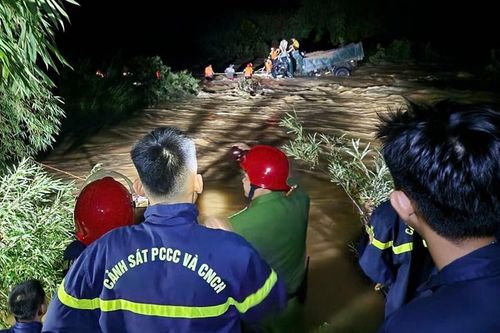 Cứu hộ 4 người dân bị mắc kẹt giữa suối do lũ lớn bất ngờ