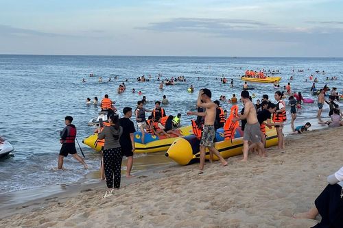 Lo ngại mất an toàn từ trải nghiệm mô tô nước kéo phao chuối ở biển Nhật Lệ