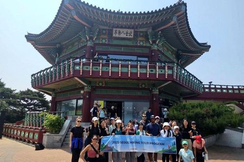K-hiking: Xu hướng leo núi đô thị lên ngôi ở Hàn Quốc