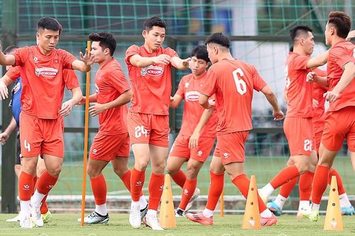 Tin nóng bóng đá Việt hôm nay 5/6: Đội tuyển Việt Nam tập buổi cuối tại VFF; HLV Polking cam kết tương lai với CAHN