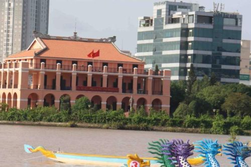 Từ bến Nhà Rồng, tên Người sáng mãi