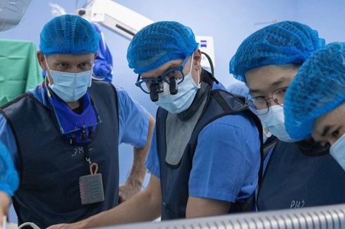 Thăm khám, tư vấn, phẫu thuật chỉnh hình miễn phí cho hàng chục bà con ở Yên Bái