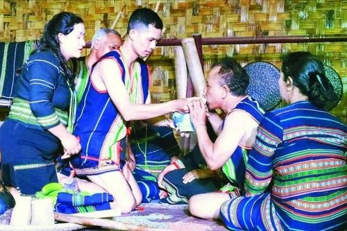 Nét đẹp lễ báo hiếu của người Mnông