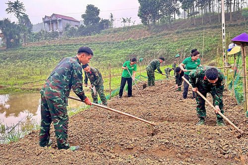 Giúp dân bằng việc làm thiết thực