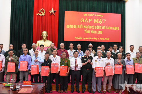 Bộ Quốc phòng gặp mặt đại biểu người có công với cách mạng tỉnh Vĩnh Long