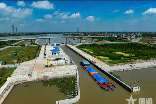 Giao thông đường thủy có trạm xăng dầu hiện đại đầu tiên