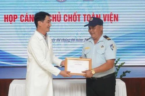 Hành động đẹp của bảo vệ bệnh viện