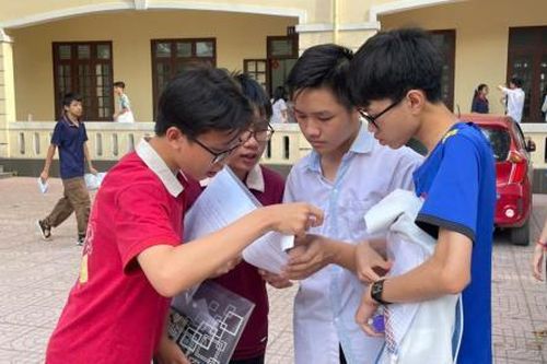 Đình chỉ công tác coi thi đối với giám thị có ứng xử chưa phù hợp
