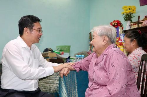 Lãnh đạo TPHCM thăm, chúc thọ người cao tuổi tiêu biểu