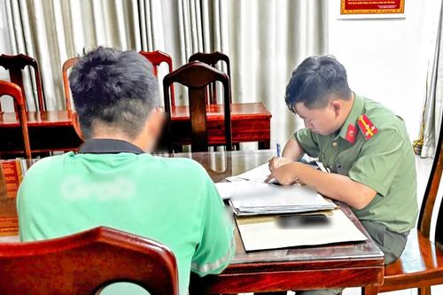 Bỗng dưng... nhận gần 1,8 tỷ đồng, tài xế xe công nghệ báo công an