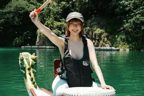 Hot girl gây sốt tại lễ hội đua thuyền, danh tính quen thuộc