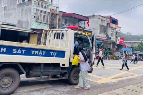 CSGT kịp thời đưa học sinh tới điểm thi