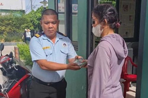 Người phụ nữ bật khóc nhận lại số tiền đánh rơi