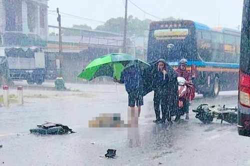 Xe máy va chạm ô tô khách khiến người phụ nữ tử vong