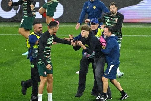Cận cảnh an ninh khống chế cổ động viên lao vào Ronaldo