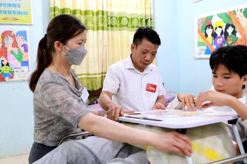 Hỗ trợ nam sinh gãy xương chậu phải nằm thi vào lớp 10 ở Hà Giang