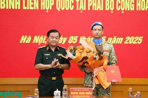 Trao quyết định của Chủ tịch nước cho sĩ quan đi làm nhiệm vụ gìn giữ hòa bình