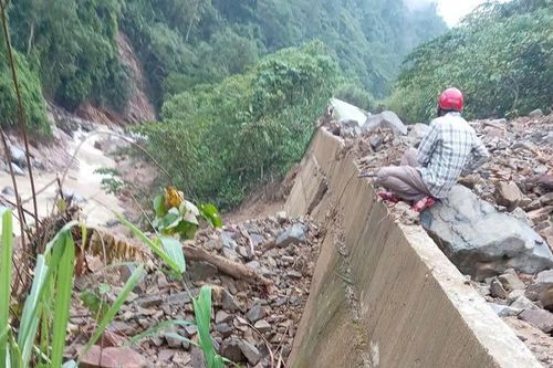 Liên tục xảy ra mưa lớn, lũ quét, Quốc lộ 16 sạt lở chia cắt