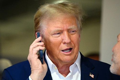 The Atlantic: Tổng thống Mỹ vẫn dùng điện thoại cá nhân, không ngại nghe số lạ