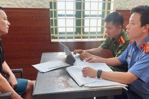 Mẹ bị tai nạn, con cầm dao đến nhà đối phương đòi tiền bồi thường