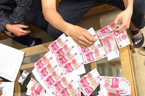 Bắt giữ đối tượng người nước ngoài núp bóng đi du lịch để tiêu thụ ngoại tệ giả