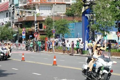 Người dân thích thú ngắm lực lượng công an biểu diễn mô tô dẫn đoàn, mô tô hộ tống
