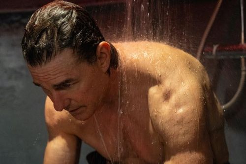 Tom Cruise cơ bắp cuồn cuộn ở tuổi 63, nghỉ ngơi bằng cách nhảy khỏi máy bay