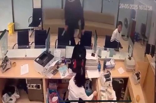 Sau các vụ cướp ngân hàng: Dưới gầm bàn của giao dịch viên có thứ gì lợi hại?