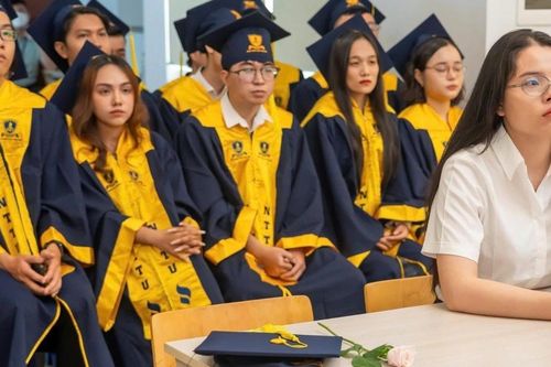 Chiếc ghế trống trong ngày nhận bằng tốt nghiệp khiến người có mặt bật khóc