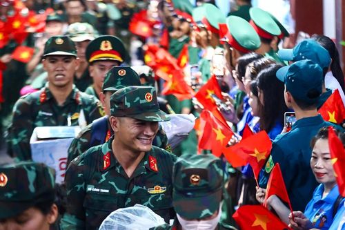 Chiến sĩ từ TPHCM lên tàu hành quân ra Bắc tập diễu binh Quốc khánh 2/9